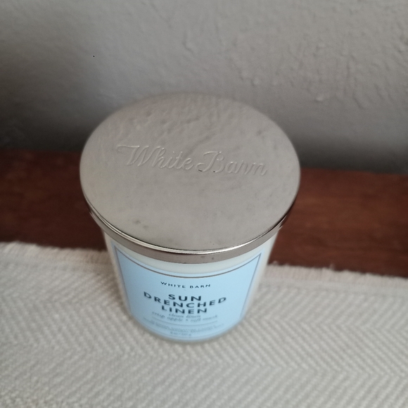 White Barn Sun Drenched Linen Candle | 8oz - Picture 2 of 5